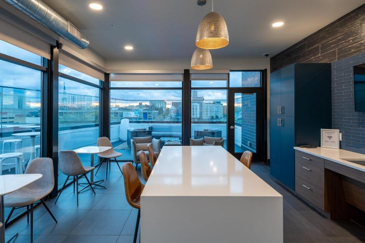 Flexhome Skywalk To Fiserv U4 With Rooftop, Gym, And Parking Милуоки Екстериор снимка